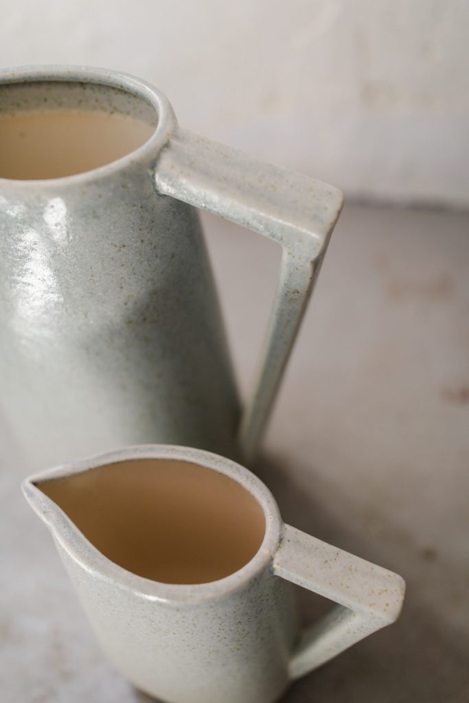 Fotografia produktowa dla marki premium ukazująca ceramiczny dzbanek i wazon Hohahe Aneta