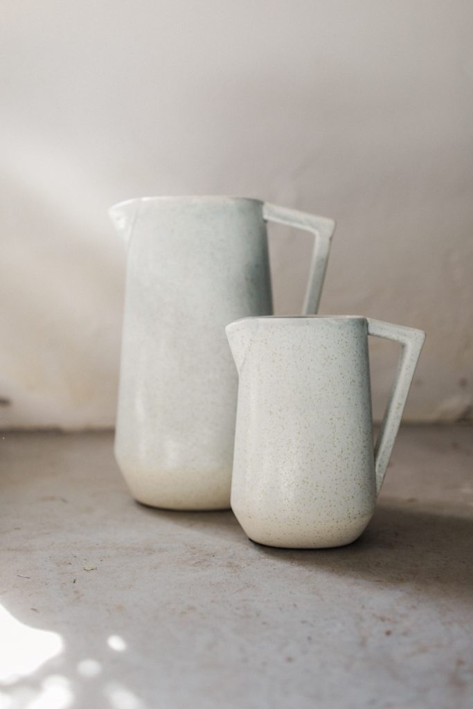 Fotografia produktowa dla marki premium przedstawiająca ręcznie wykonaną ceramikę Hohahe Aneta w naturalnym świetle