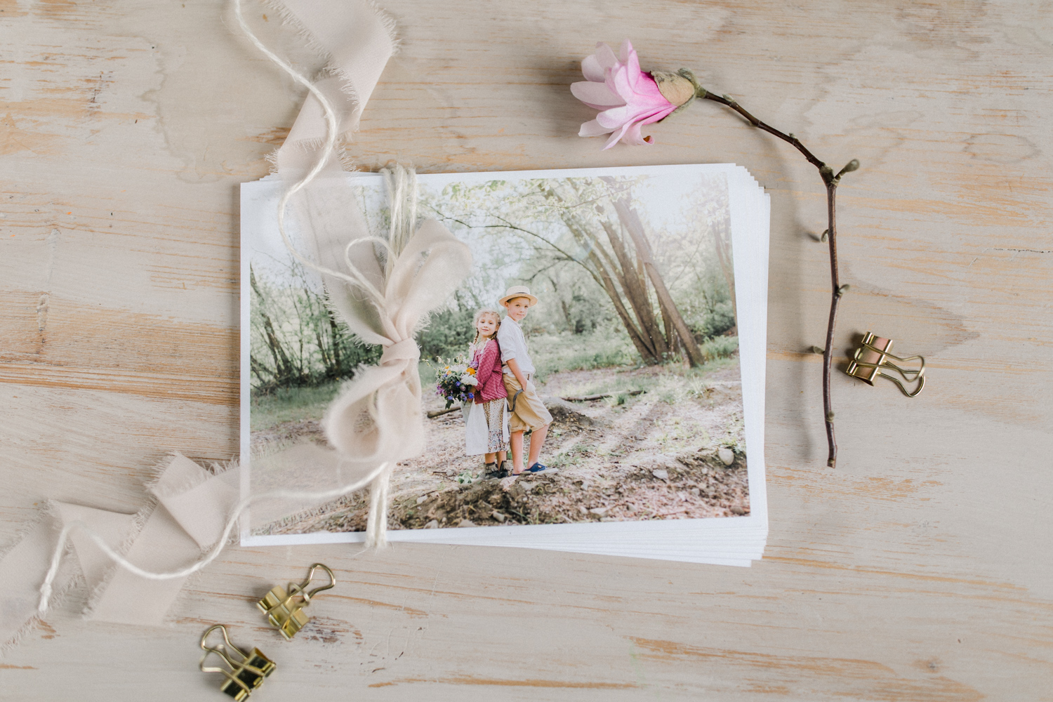 Wysokiej jakości odbitki fotograficzne na jedwabnym papierze – pamiątka z rodzinnej sesji zdjęciowej.