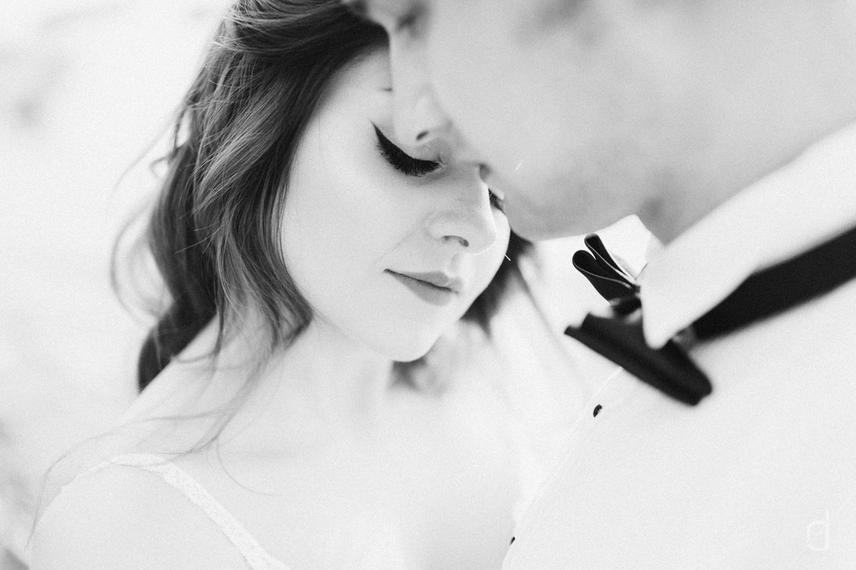 Para młoda na tle malowniczego krajobrazu za granicą