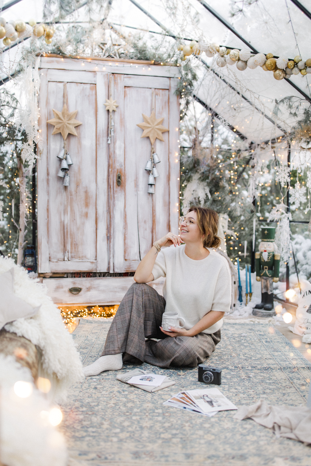 Portret Dagmary z aparatem fotograficznym i odbitkami 