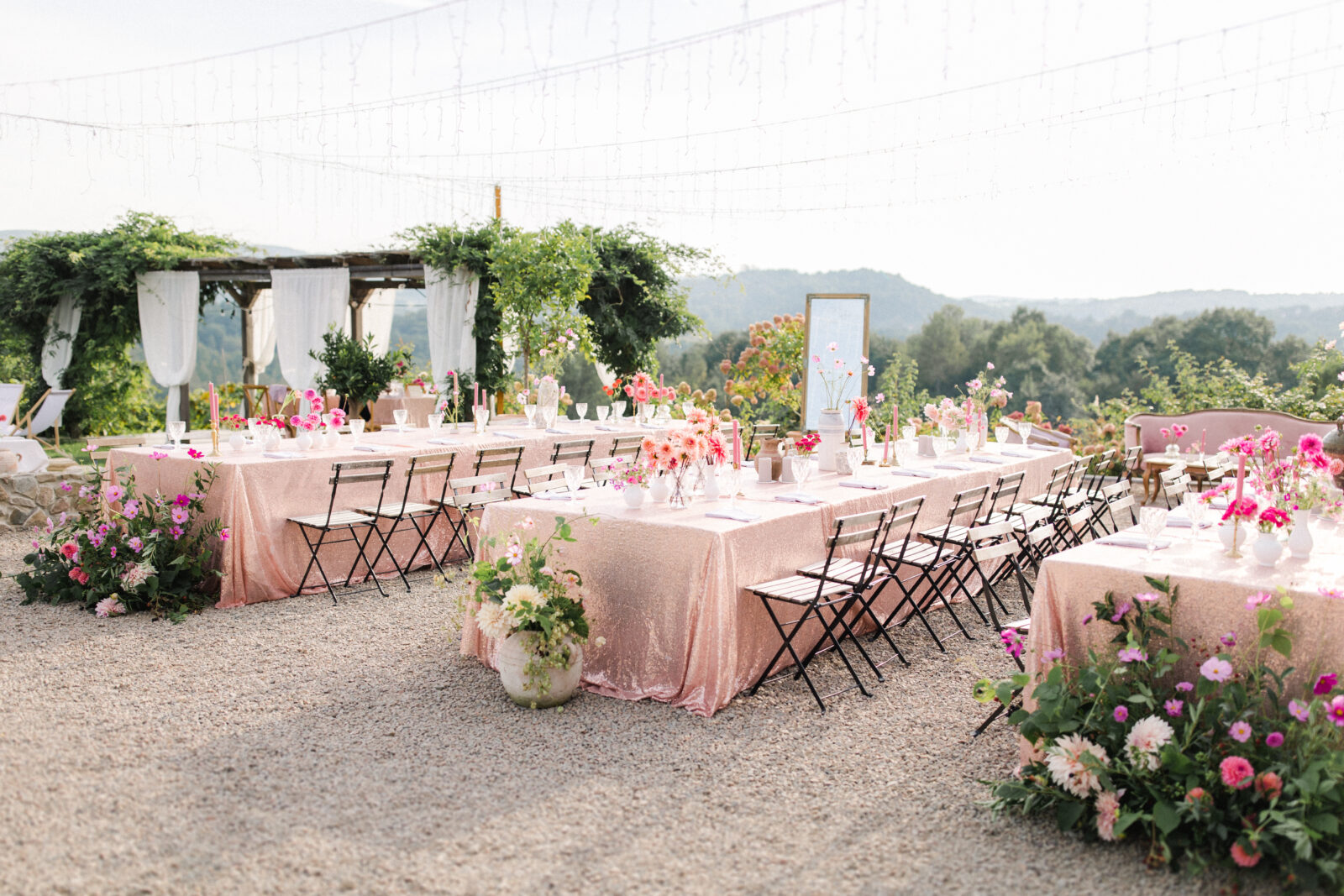 Stół weselny w stylu włoskim na przyjęciu w Villa Love.