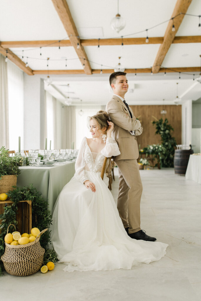 Elegancka para młoda pozuje do zdjęcia ślubnego w plenerze Beskidów z profesjonalnym fotografem.