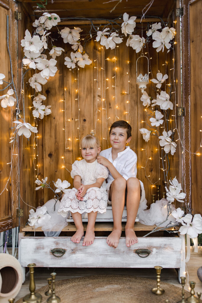 dziecięca sesja zdjęciowa Żywiec – rodzeństwo w klimatycznej aranżacji w szklarni