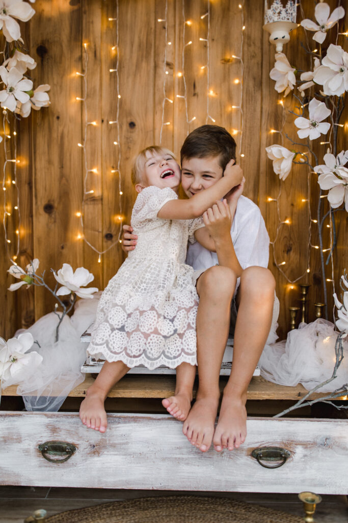 Dziecięca sesja zdjęciowa Żywiec: radosna interakcja rodzeństwa podczas pozowania.