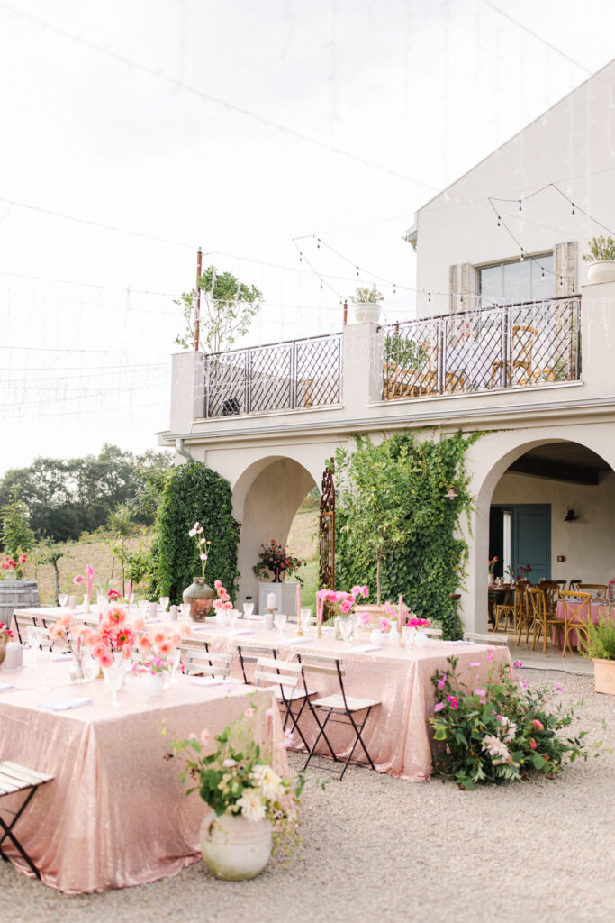 Fotograf Ślubny Villa Love - Romantyczna aranżacja ślubu plenerowego – pastelowe dekoracje i eleganckie stoły 