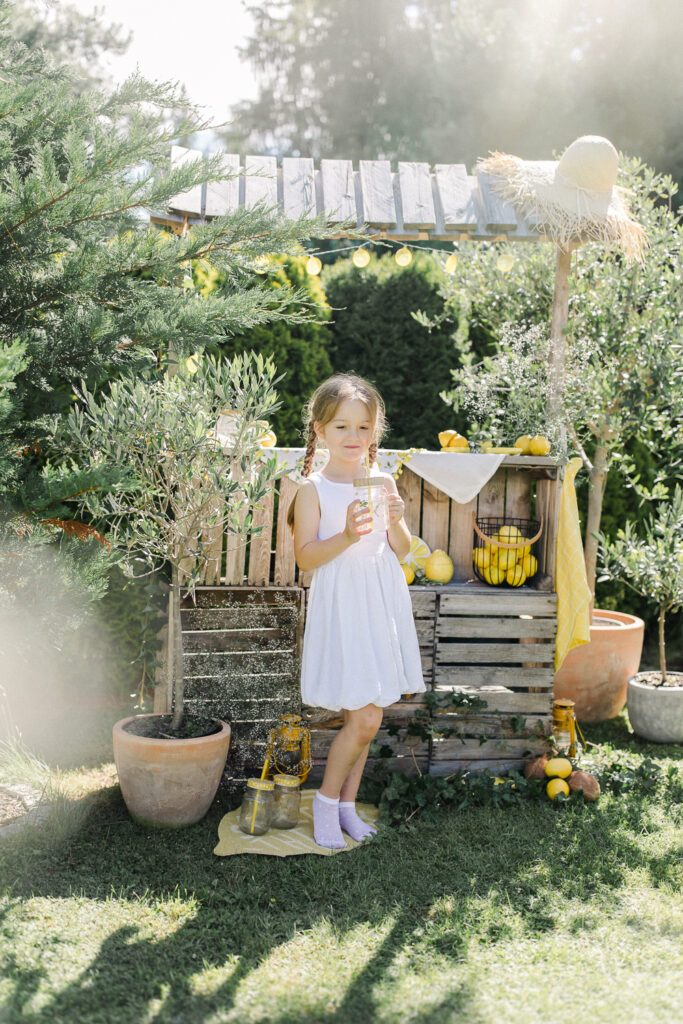 Sesje rodzinne Żywiec – naturalne zdjęcie rodziny z dzieckiem w ogrodzie. Fotograf: Dafis