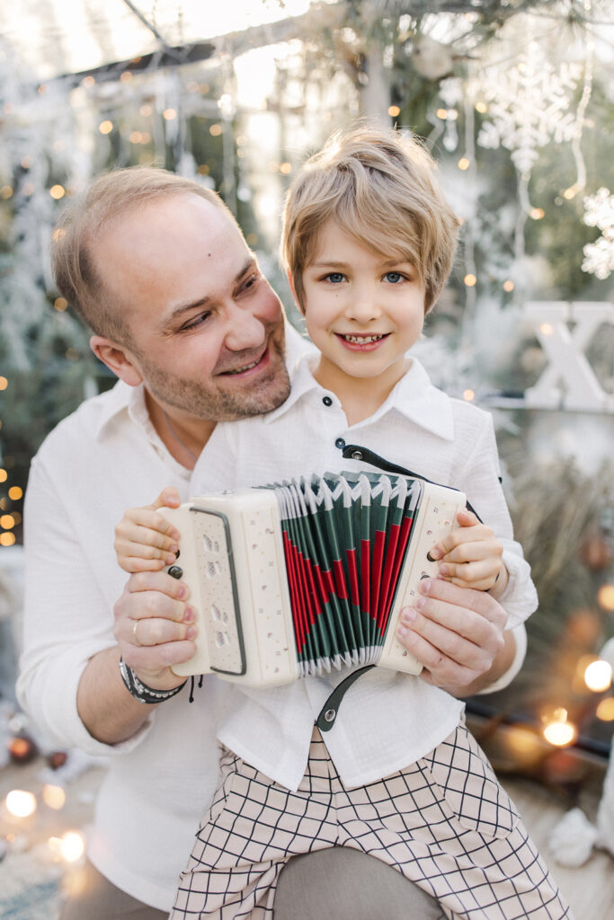 Rodzinna sesja świąteczna w szklarni w Żywcu – mama i dziecko z książką w zimowej aranżacji