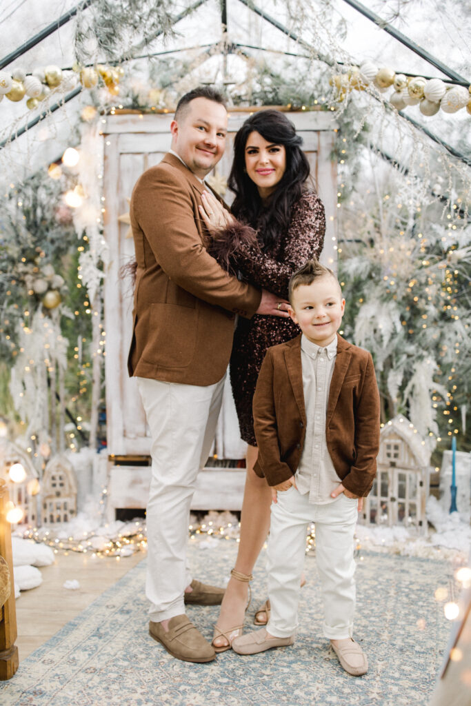 Mini sesja świąteczna w Szklarniowe Love – elegancki prezent pod choinkę dla rodziny