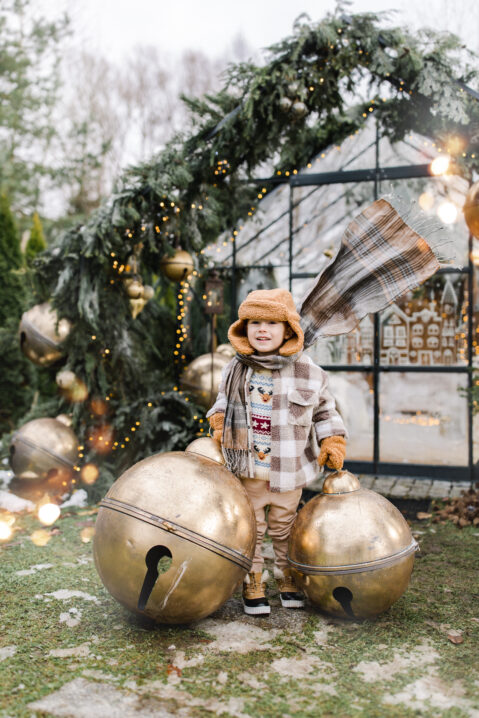 Mini sesja świąteczna Żywiec – dziecko w aranżacji szklarni Szklarniowe Love
