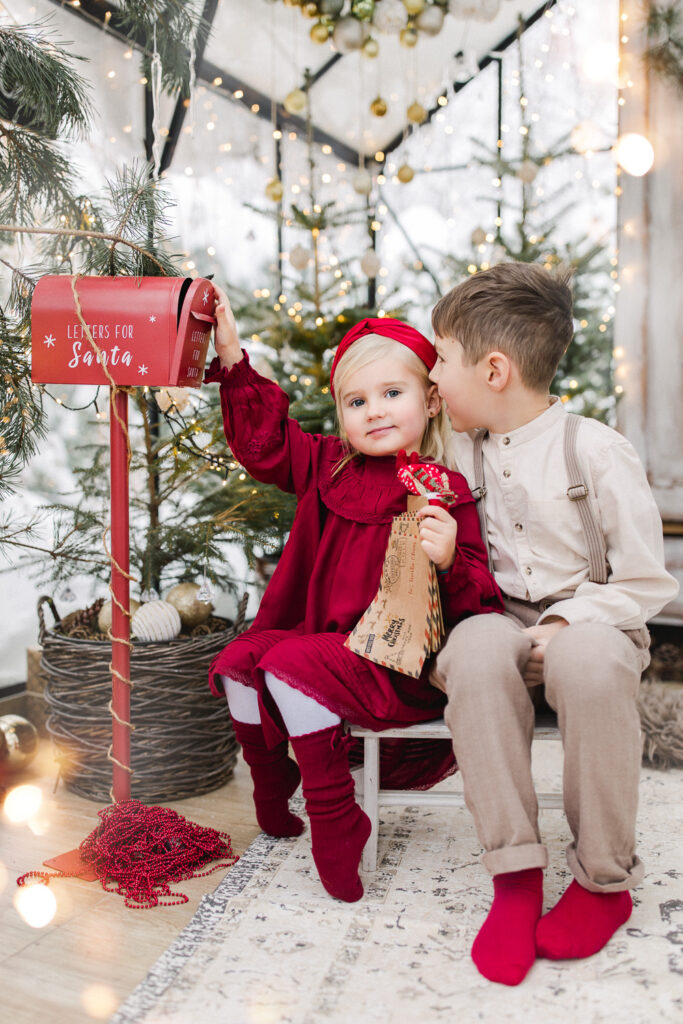 Rodzinna sesja świąteczna w szklarni – dzieci w czerwonych stylizacjach, zimowa aranżacja pełna magii i ciepła, Szklarniowe Love Żywiec