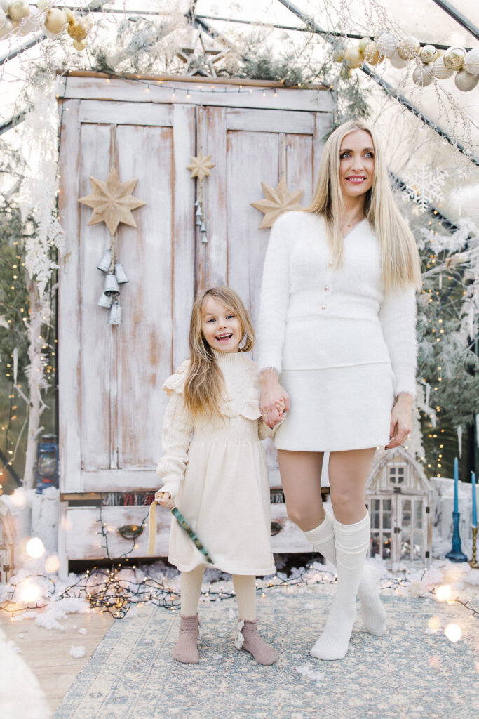 Jak przygotować się do sesji świątecznej w szklarni – elegancka sesja mamy z córką w Szklarniowe Love w Żywcu