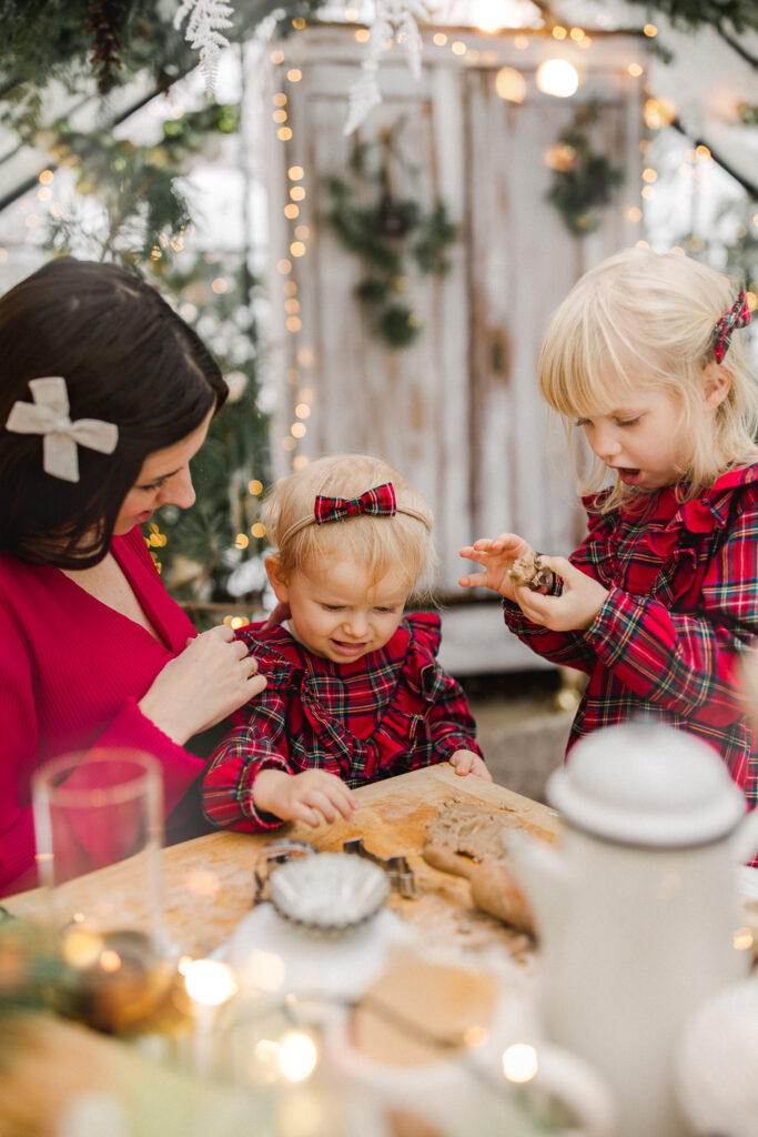 Jak przygotować się do sesji świątecznej – rodzinna sesja przy stole w szklarni Szklarniowe Love w Żywcu