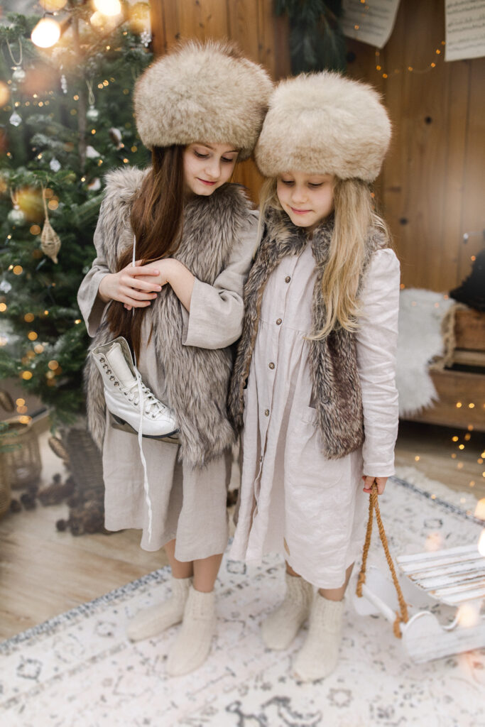 Dzieci w zimowych stylizacjach podczas rodzinnej sesji świątecznej w szklarni Szklarniowe Love w Żywcu