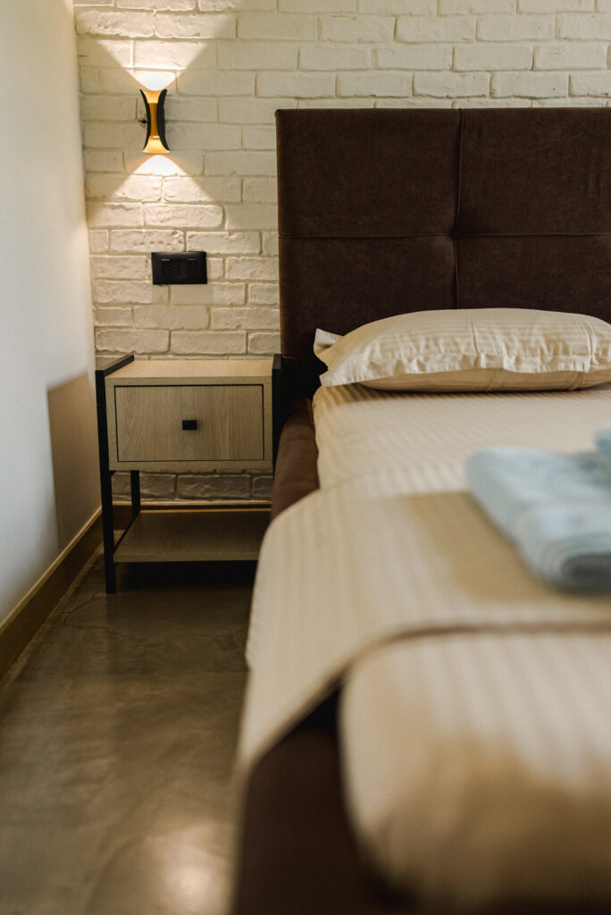 Fotografia wnętrz nieruchomości – Hotel Ritson Albania pokój hotelowy premium z naturalnym światłem