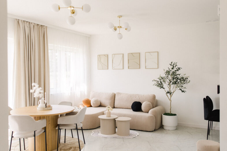 Fotografia wnętrz nieruchomości – dom pokazowy dewelopera salon premium jasne wnętrze na sprzedaż