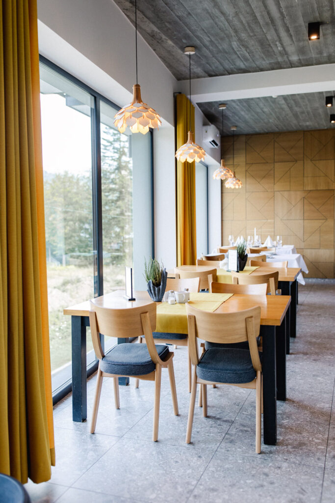 Fotografia wnętrz nieruchomości – Hotel Śnieżka Szczyrk restauracja z widokiem i naturalnym światłem