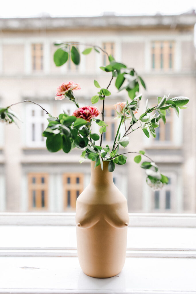 Fotografia produktowa dla marki premium przedstawiająca ręcznie robioną ceramikę Human Nature Studio